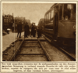 76513 Gezicht op de spoorwegovergang over de Amsterdamsestraatweg te Utrecht; tijdens het leggen van een dubbel tramspoor.